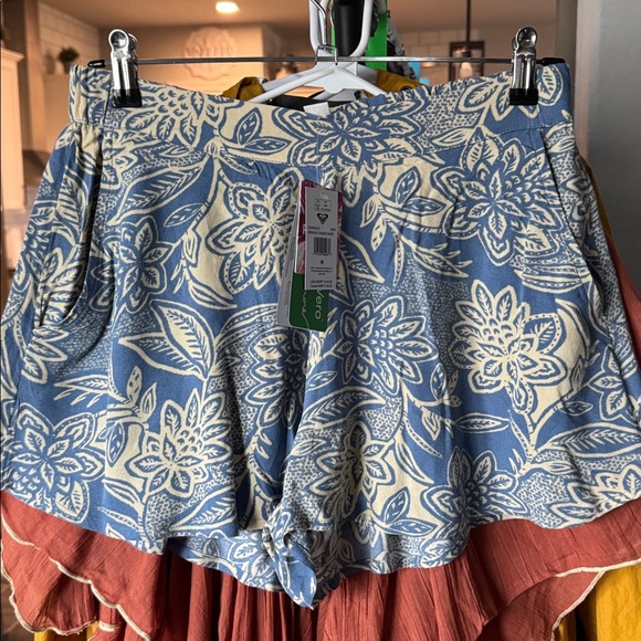 Roxy Pants - Roxy Blue and Cream Floral High Waist Shorts